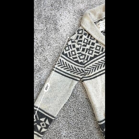 Abercrombie & Fitch Boho Gray Patterned Cardigan Sweater - Perfect for Layering - Picture 6 of 8